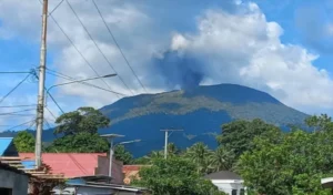 Siaga! Gunung Ibu Semburkan 1.500 Meter Abu Vulkanik