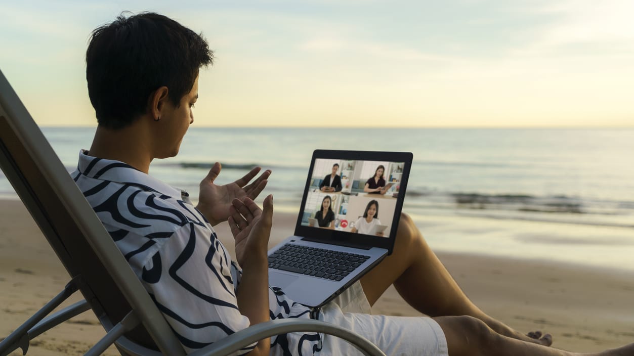 digital nomad merupakan kerja bisa di mana saja menggunakan remote agar bisa lebih santai dan flexible